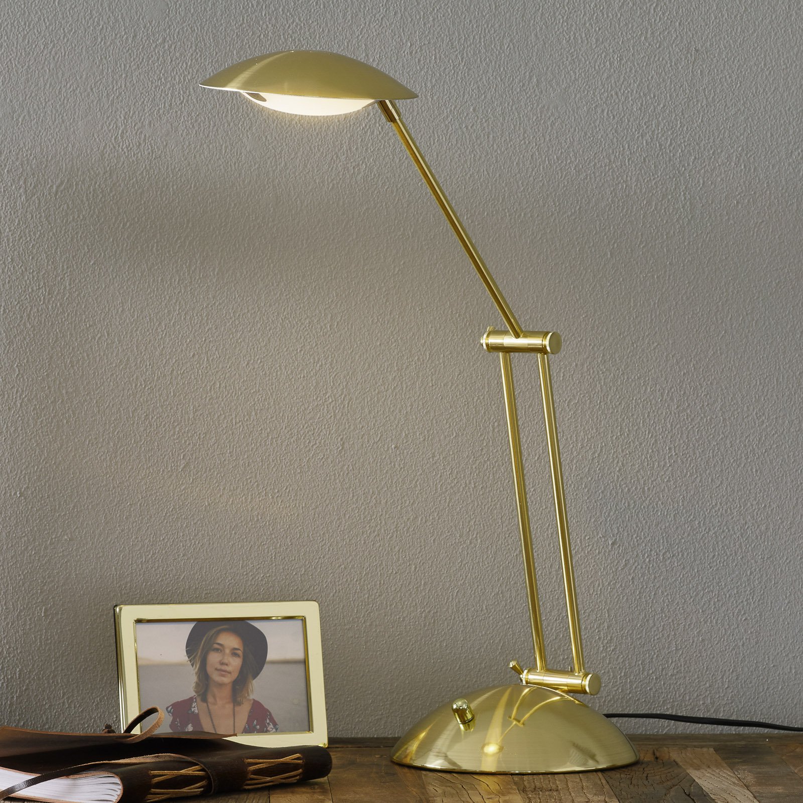 Justerbar LED-bordlampe Calcio messing matt