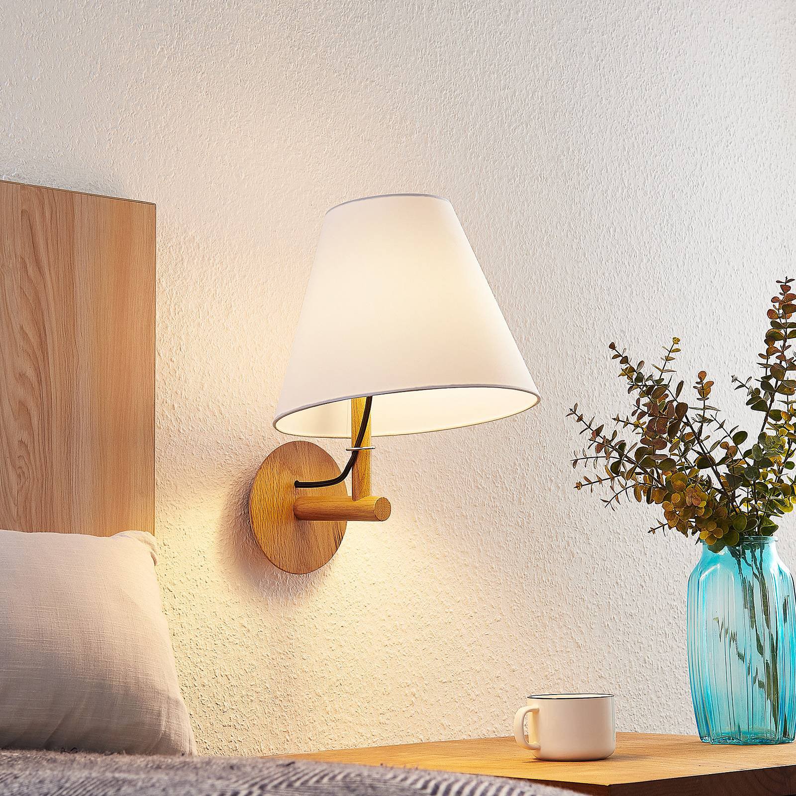 Lucande Jinda vegglampe, trestamme, hvitt stoff