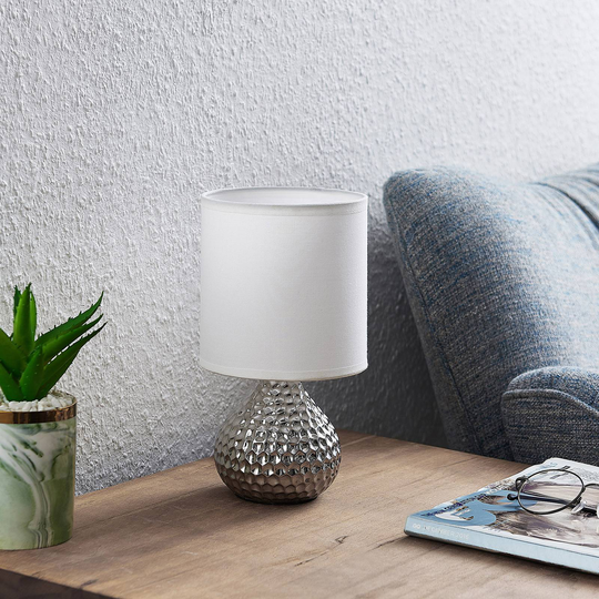 Lindby Tyras stoff-bordlampe, hvit keramikk sølv