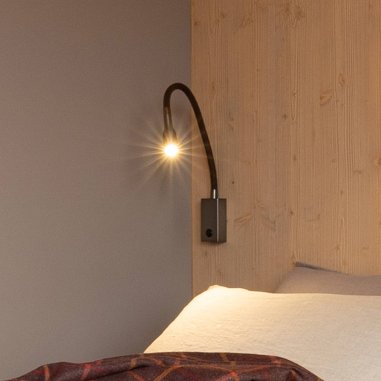 OLEV Olorflex LED-vegglampe med brun fleksarm