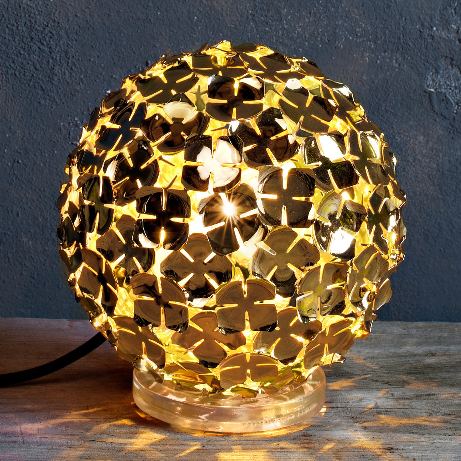Gullfarget bordlampe Ortenzia med blomsterdekor