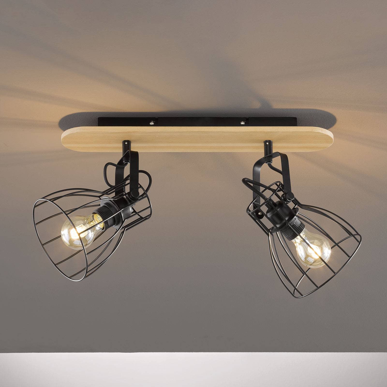 Taklampe Die med treutseende og 2 burskjermer