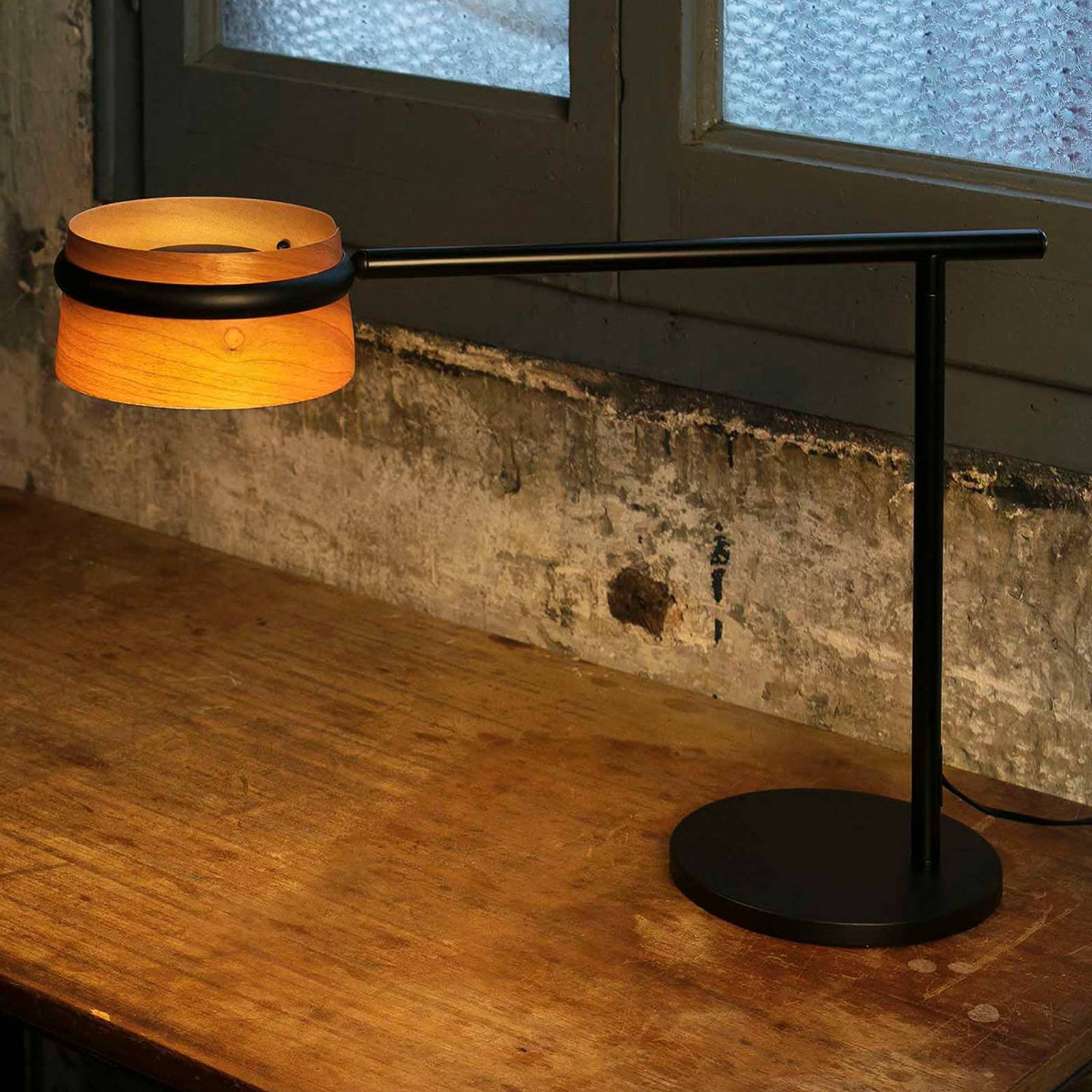 Dimbar LED-bordlampe Loop med treskjerm
