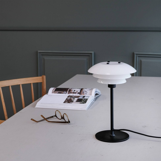 Dyberg Larsen DL20 bordlampe glassskjerm svart