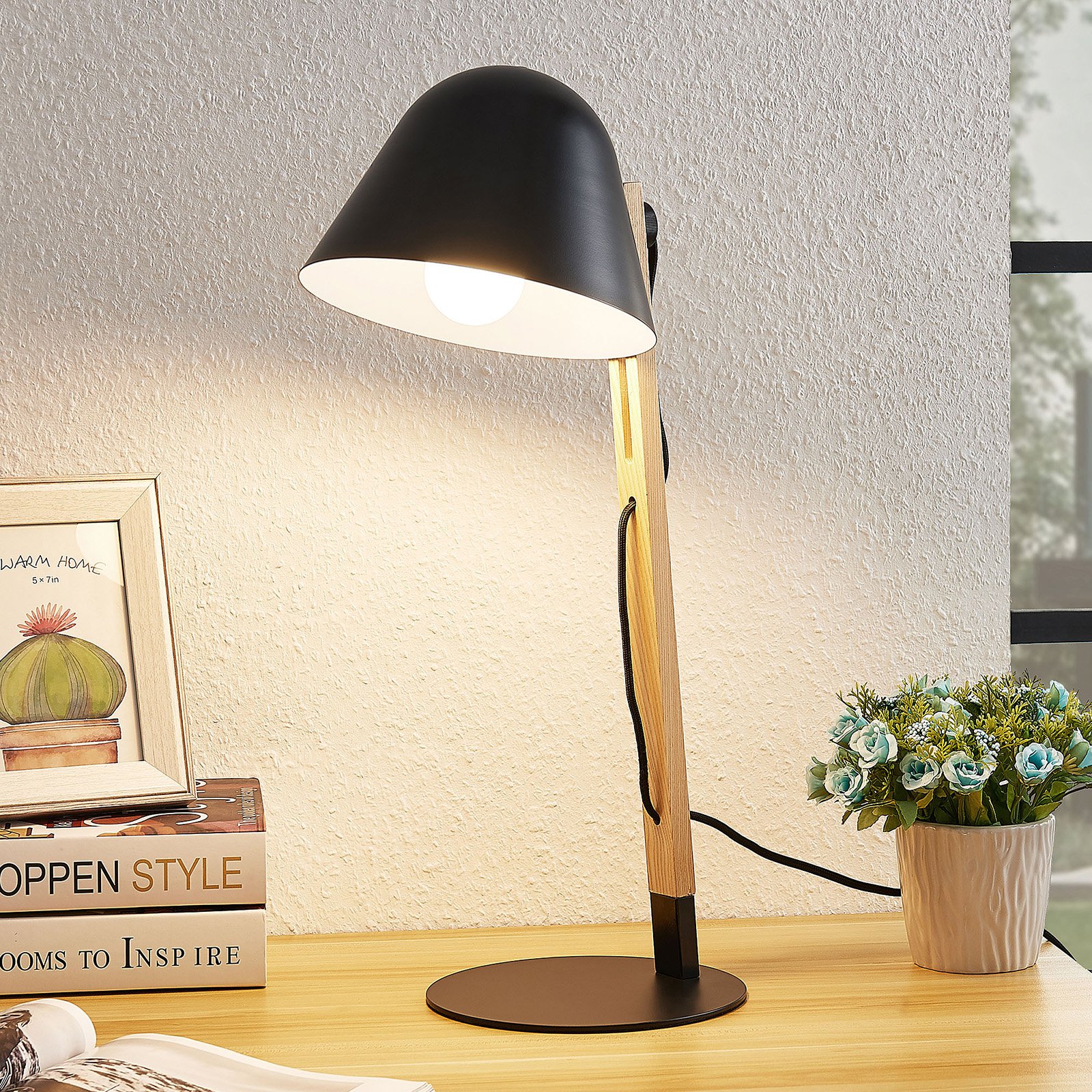 Lindby Tetja bordlampe med trestav, svart
