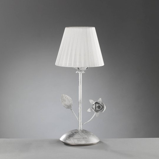 Rose bordlampe med plissé-skjerm i hvitt