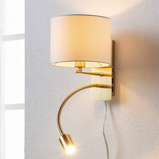 Messingfarvet vegglampe Florens m LED-leselampe