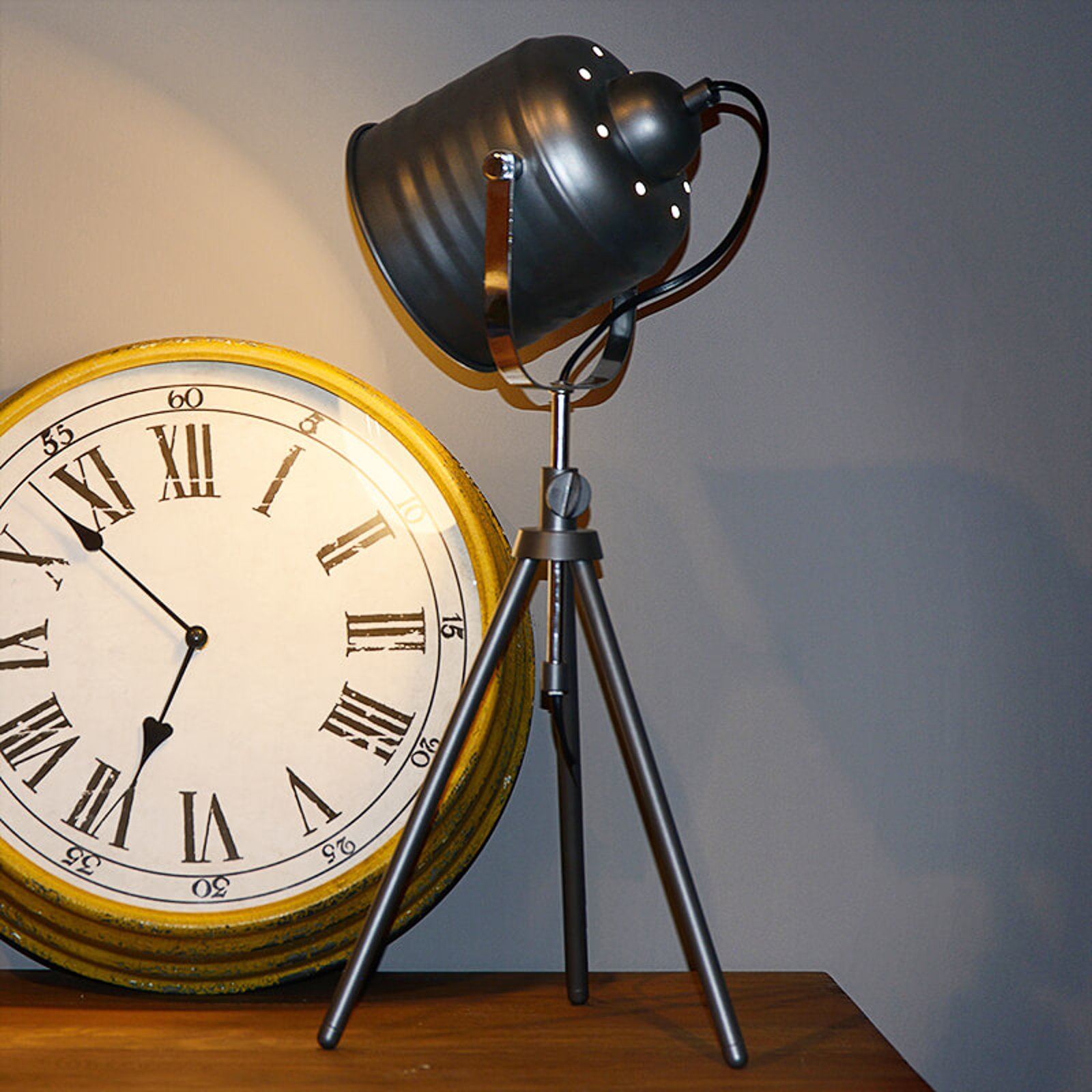 Iøynefallende Studio bordlampe