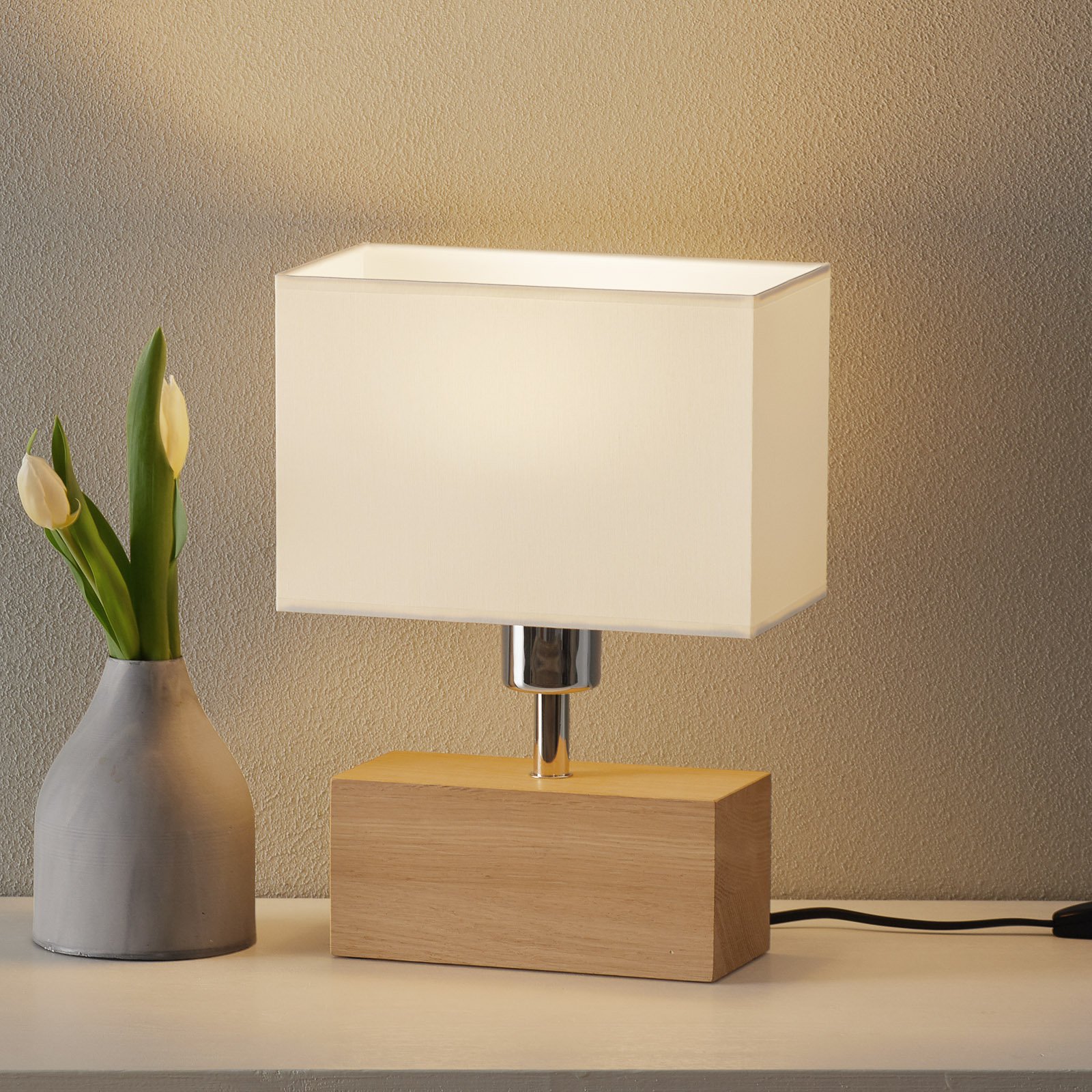 Bordlampe Theo, skjerm hvit, fot eik oljet