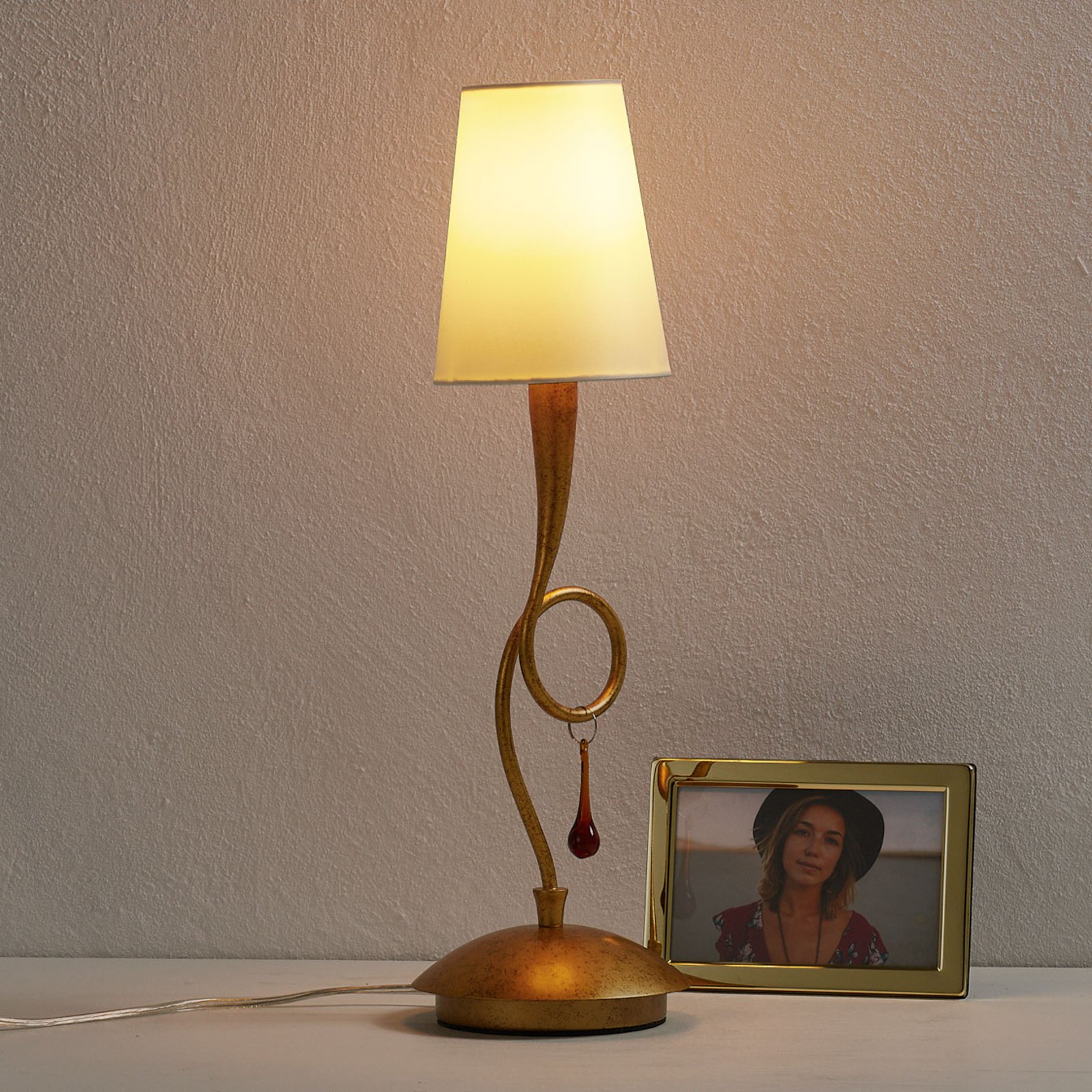 Gyllen bordlampe Paola med stoffskjerm