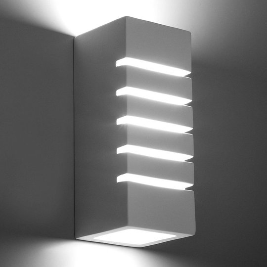Stripes vegglampe av keramikk i hvitt
