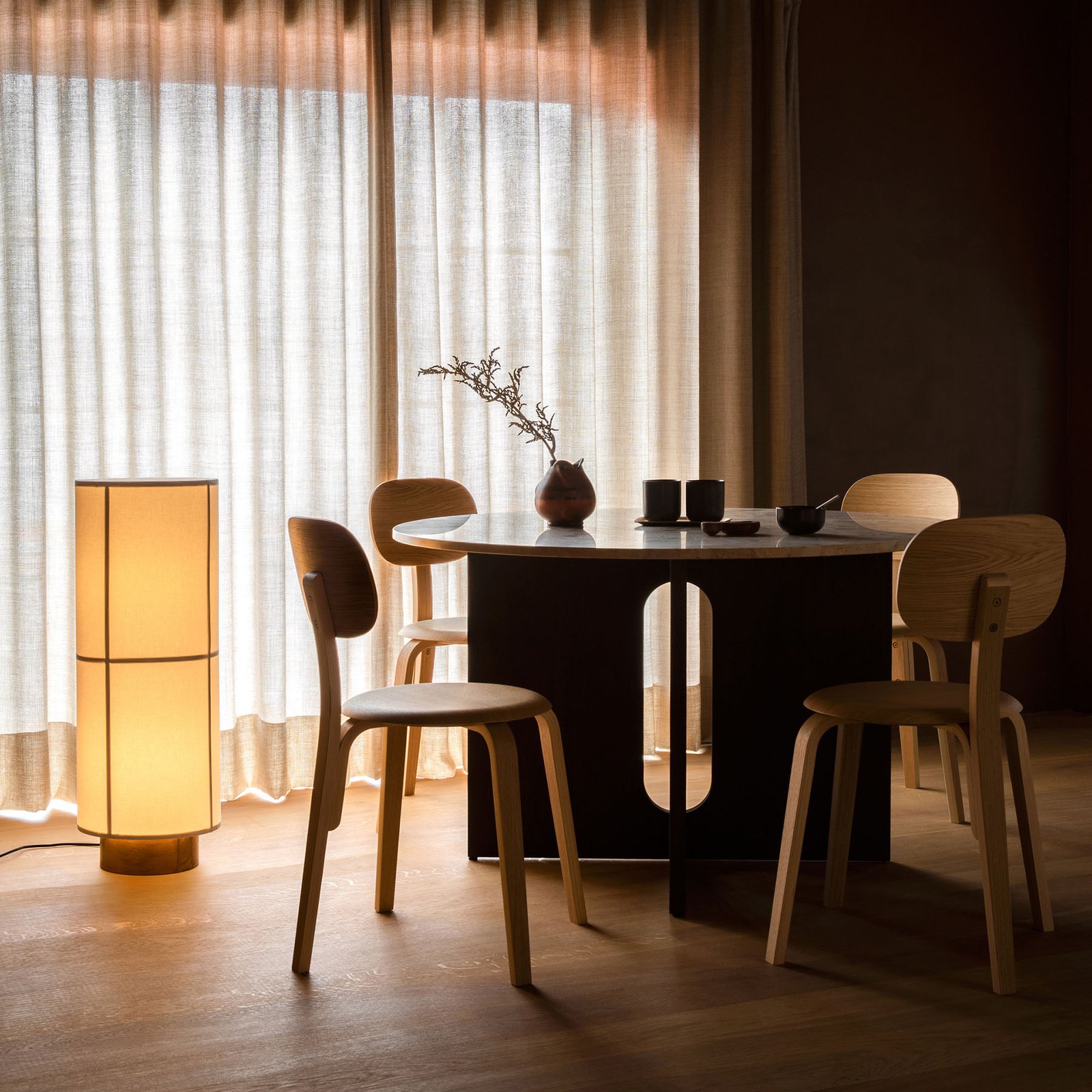 Menu Hashira gulvlampe i stoff med dimmer