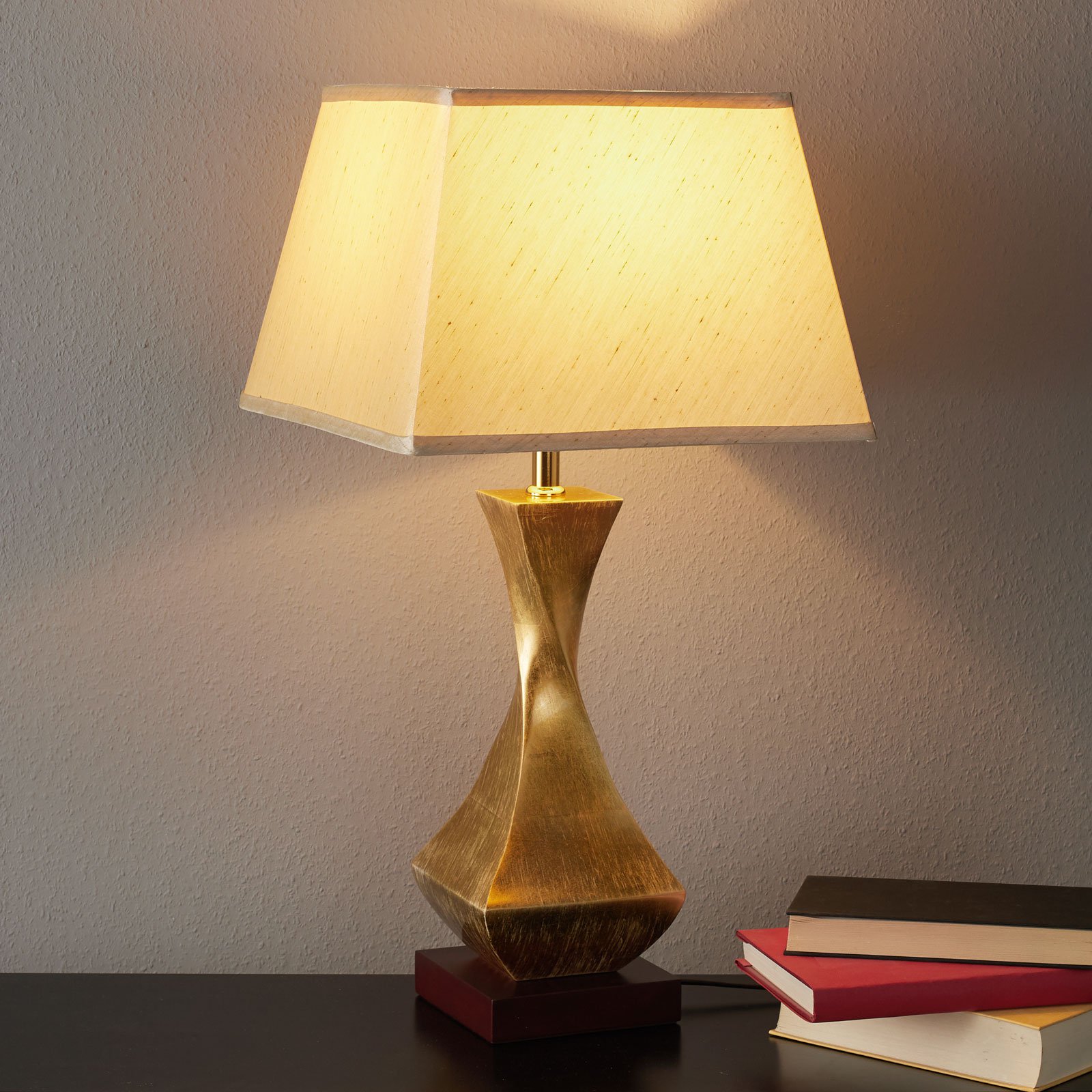 Deco oppsiktsvekkende bordlampe med gullfarget fot