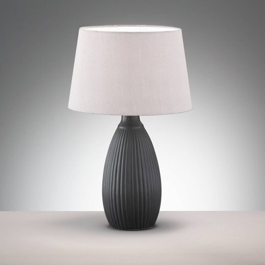 Bordlampe Ames med stoffskjerm og keramisk fot