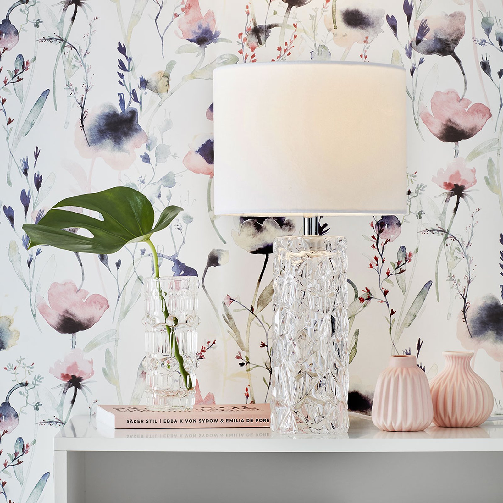 Madame hvit bordlampe med tekstilskjerm