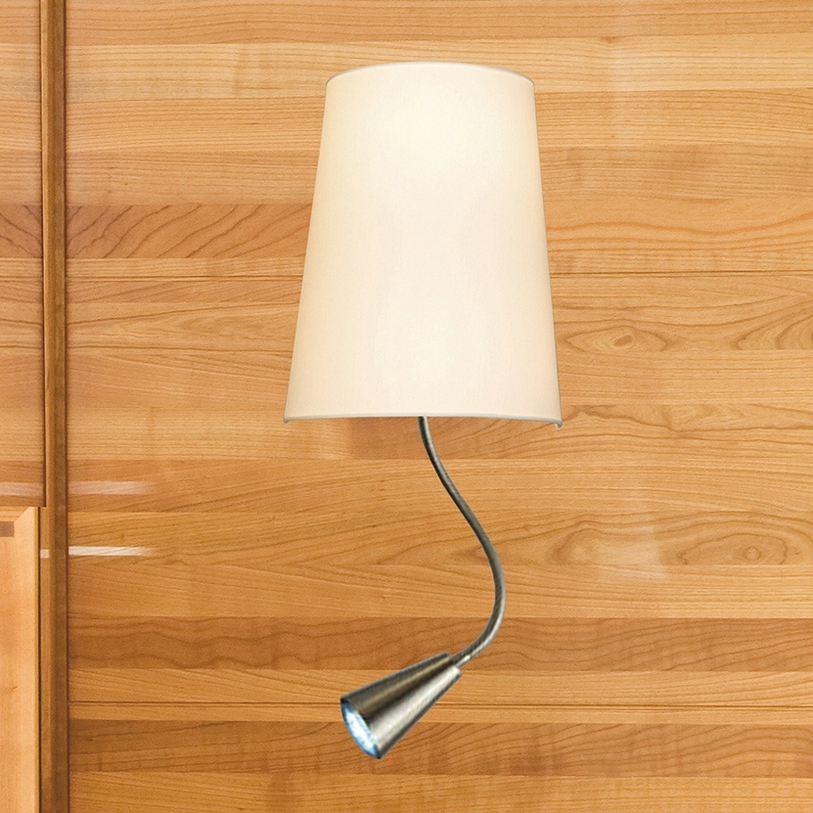 Chino vegglampe med integrert LED-leselys