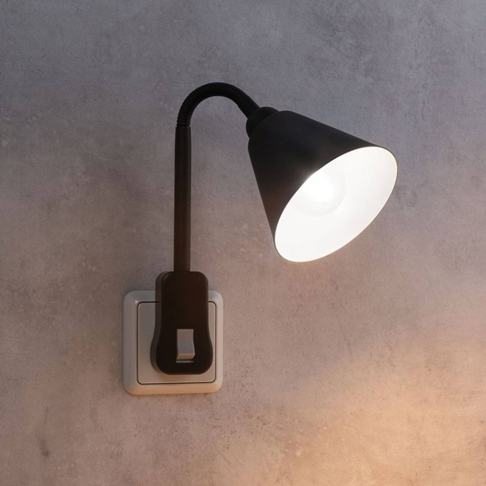 Paulmann Junus stikkontaktlampe med fleksarm svart