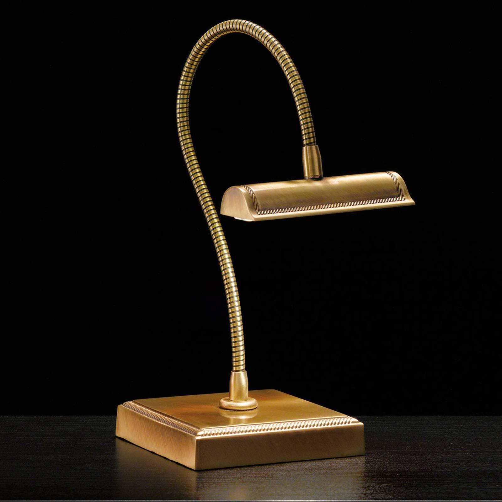 Davide er en meget fleksibel LED-bordlampe