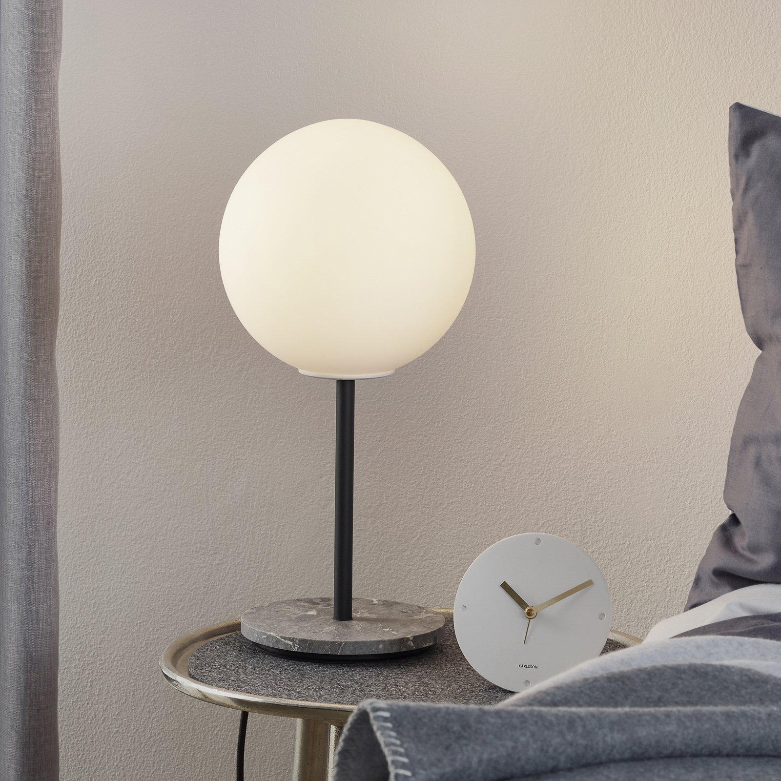 Menu TR Bulb bordlampe 41 cm marmor/opal matt