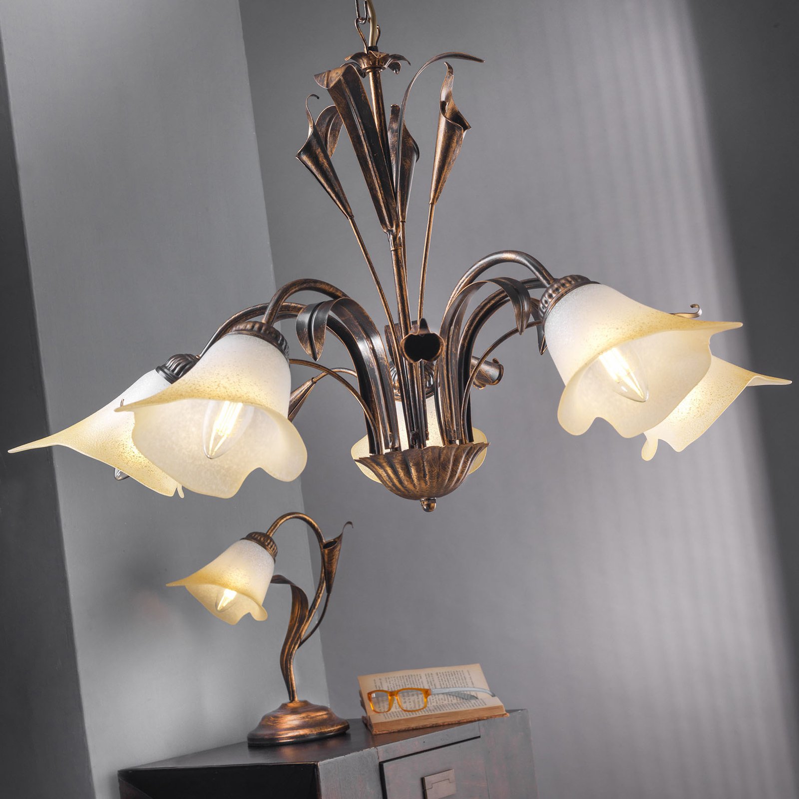 Bordlampe Lucrezia bronse med blomsterskjerm