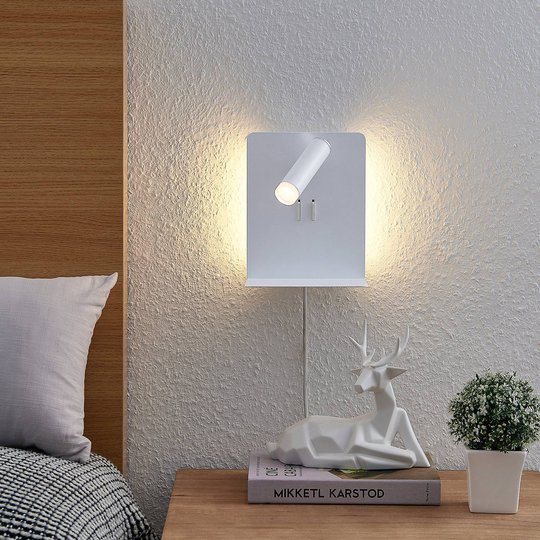 Lucande Zavi LED-veggspot med hylle, USB, hvit
