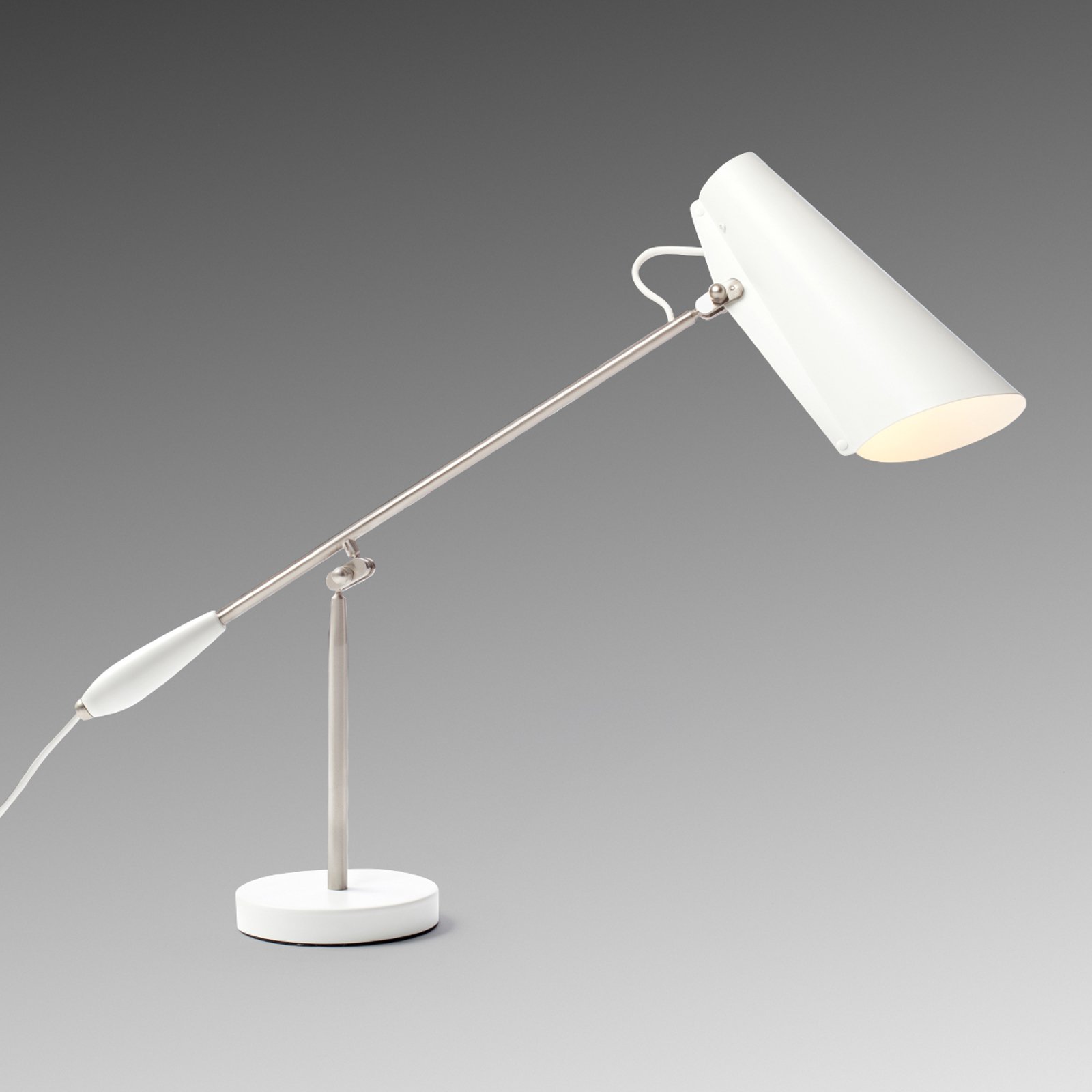 Hvit bordlampe Birdy i retrostil.