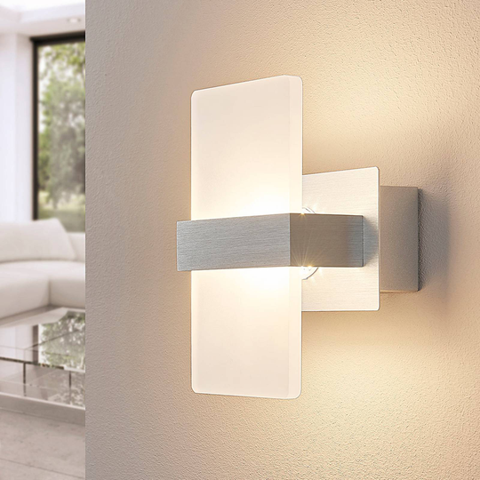 LED-vegglampe Yorick med hvitt plastdeksel