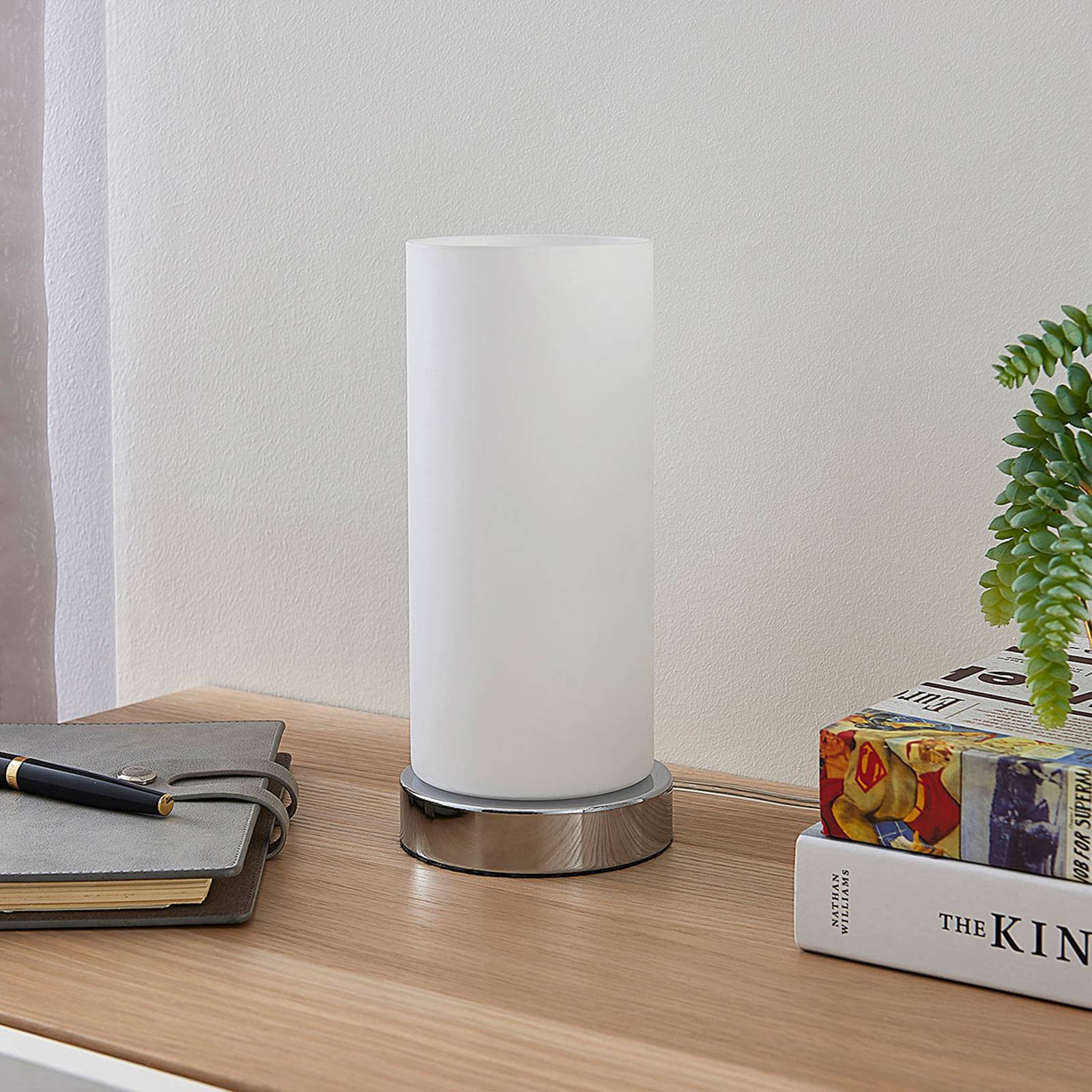 Sylinderformet bordlampe i glass med fot i krom