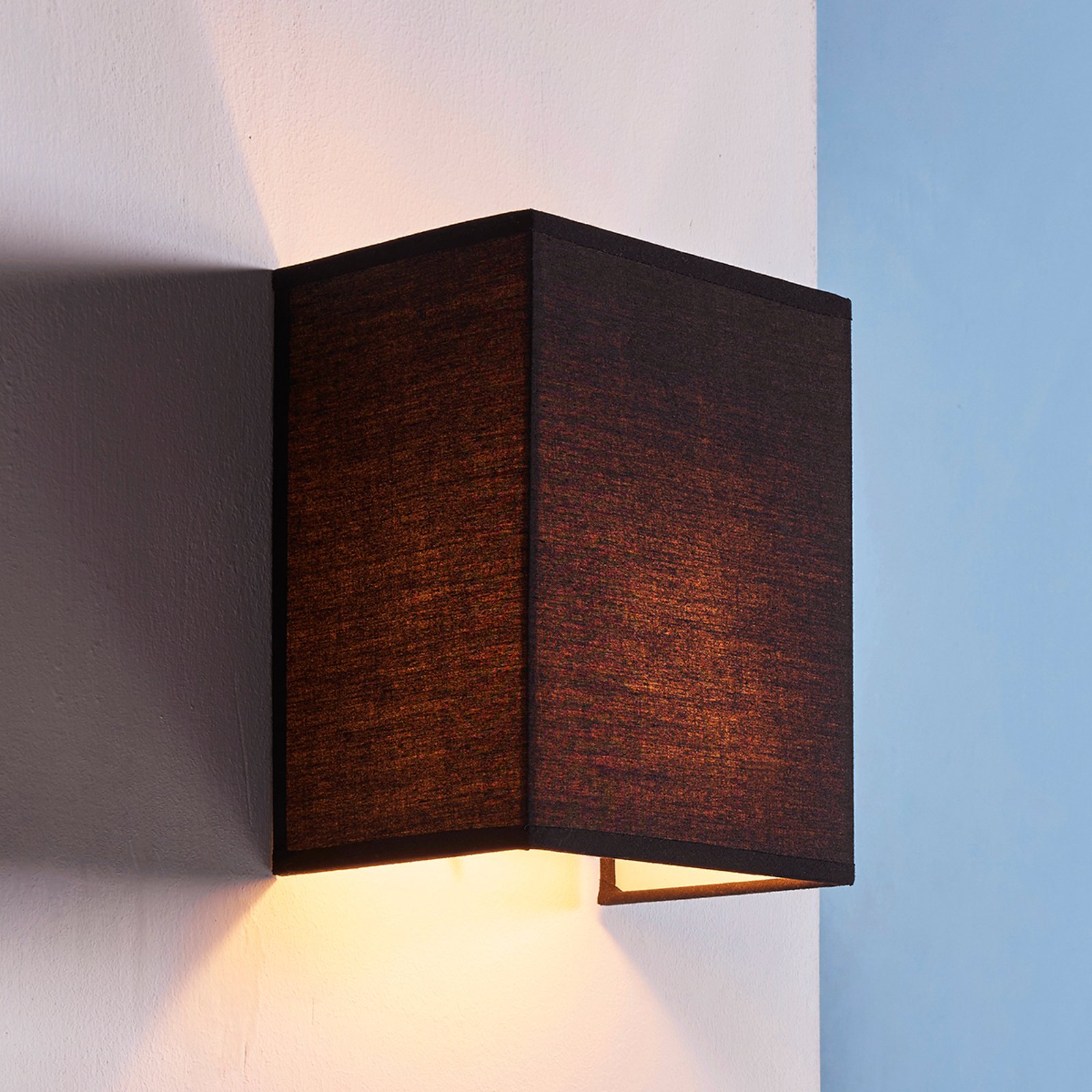 Svart stoffvegglampe Annalisa, kantet form
