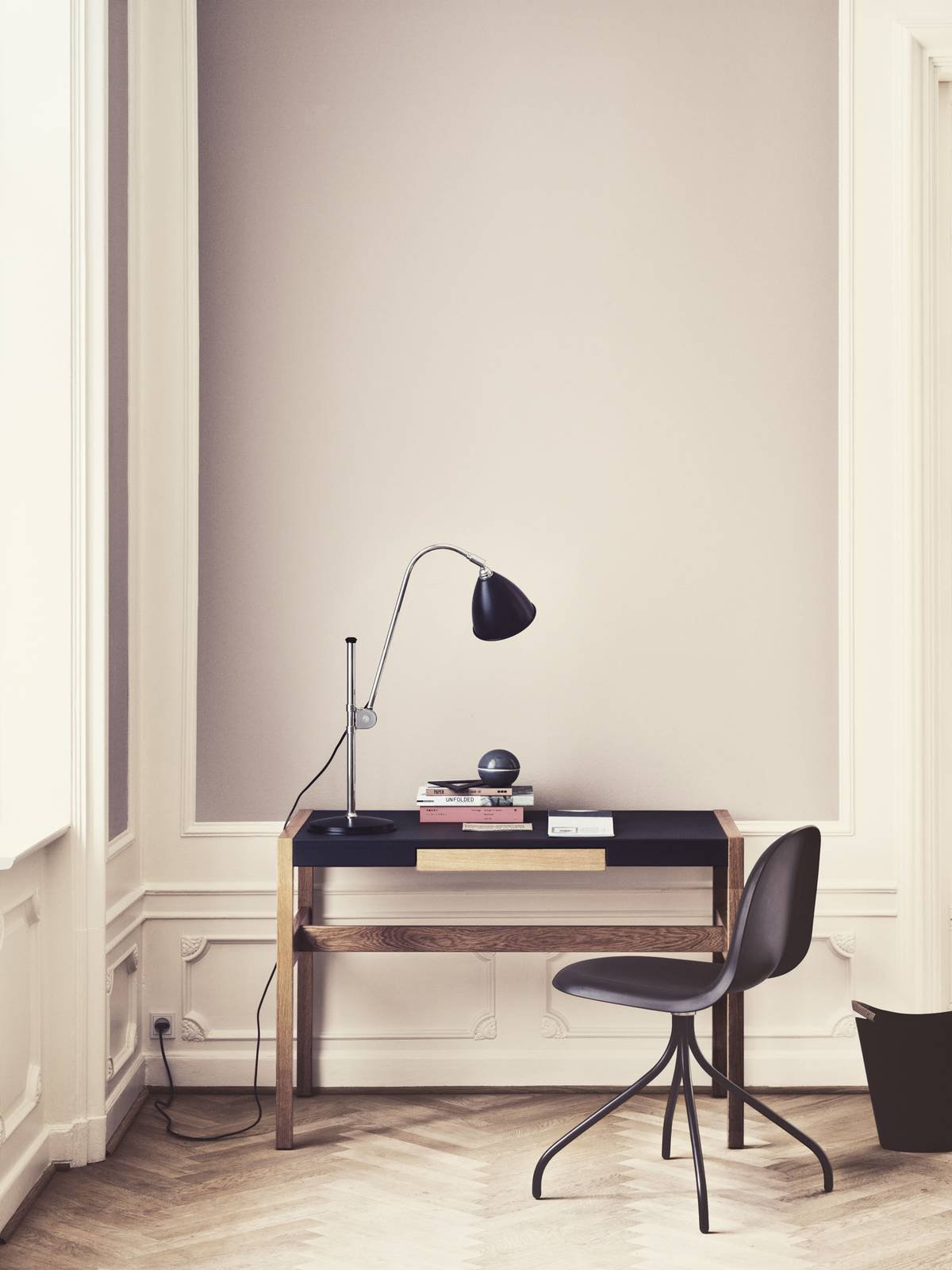 GUBI Bestlite BL1 bordlampe, krom/svart