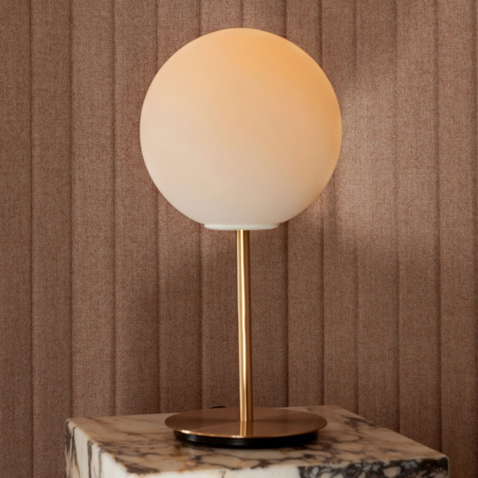 Menu TR Bulb DTW bordlampe 41 cm messing/opal matt