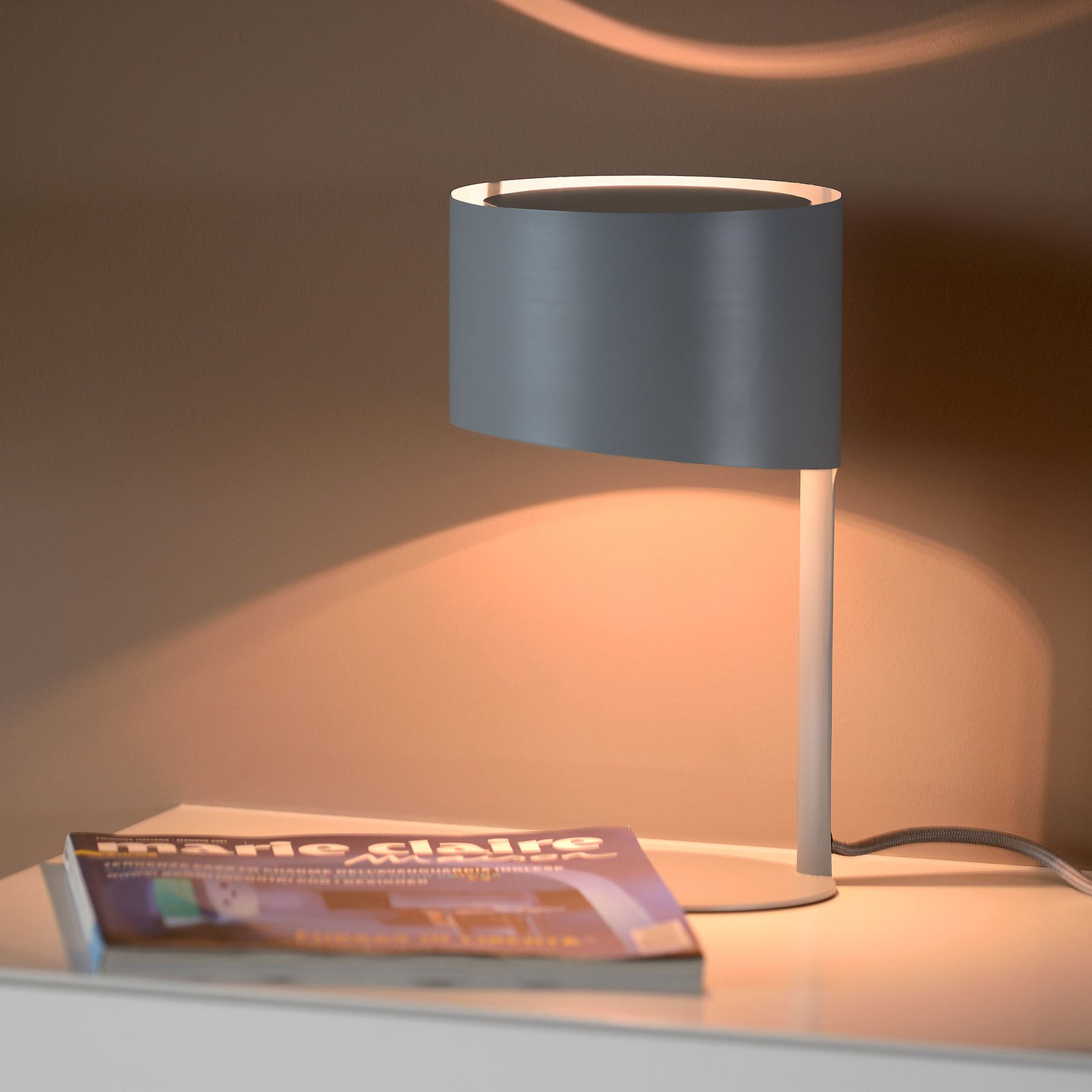 Knulle bordlampe av metall, grå
