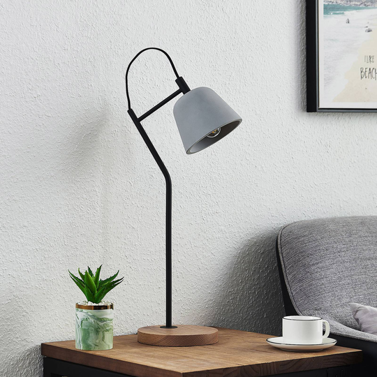 Lucande Otavis bordlampe av betong og tre