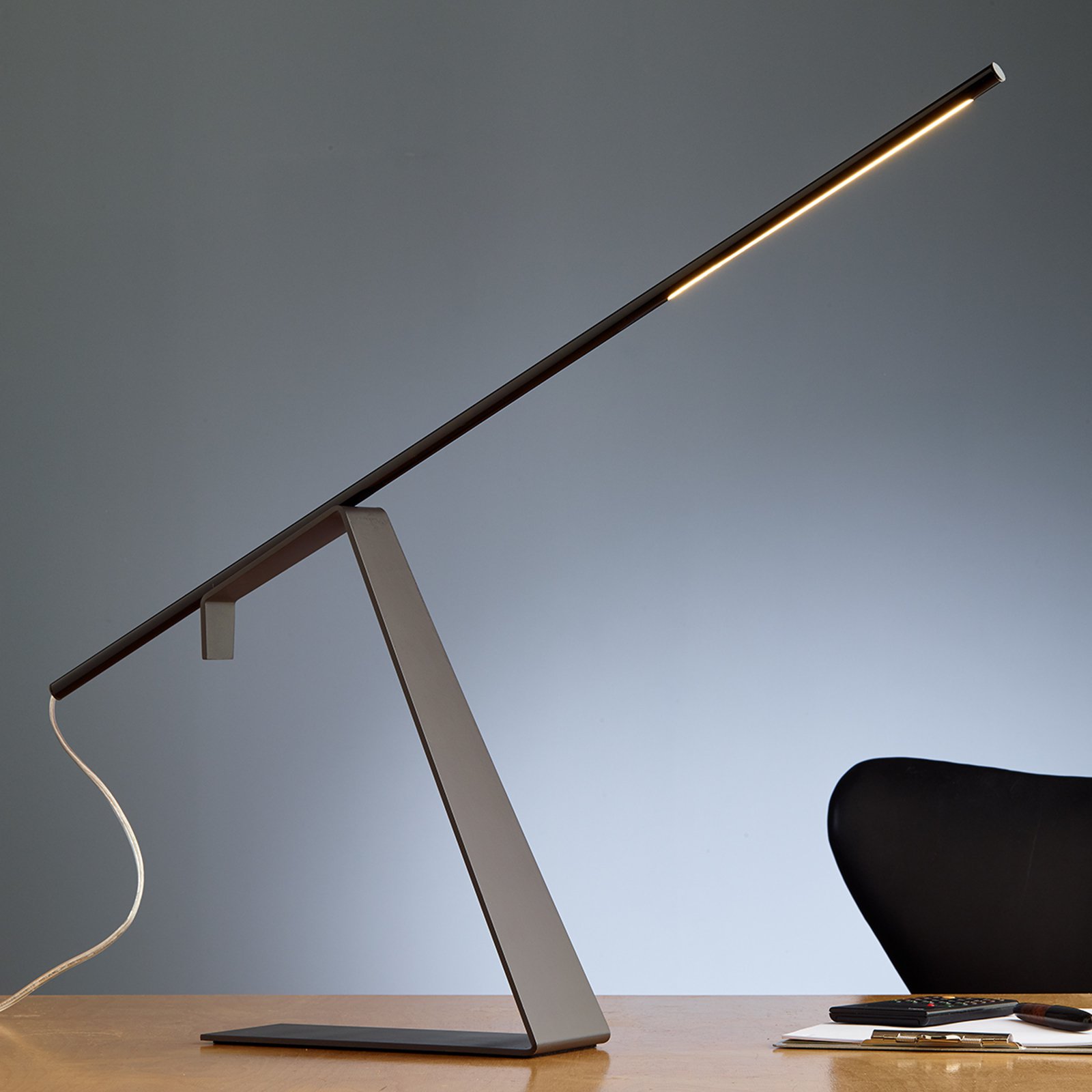 Jella forkrommet LED designerbordlampe