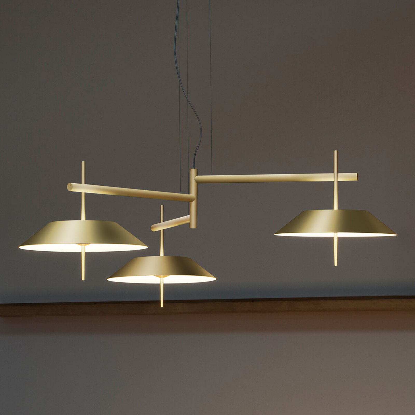 Mayfair mattgyllen LED pendellampe med 3 lyskilder