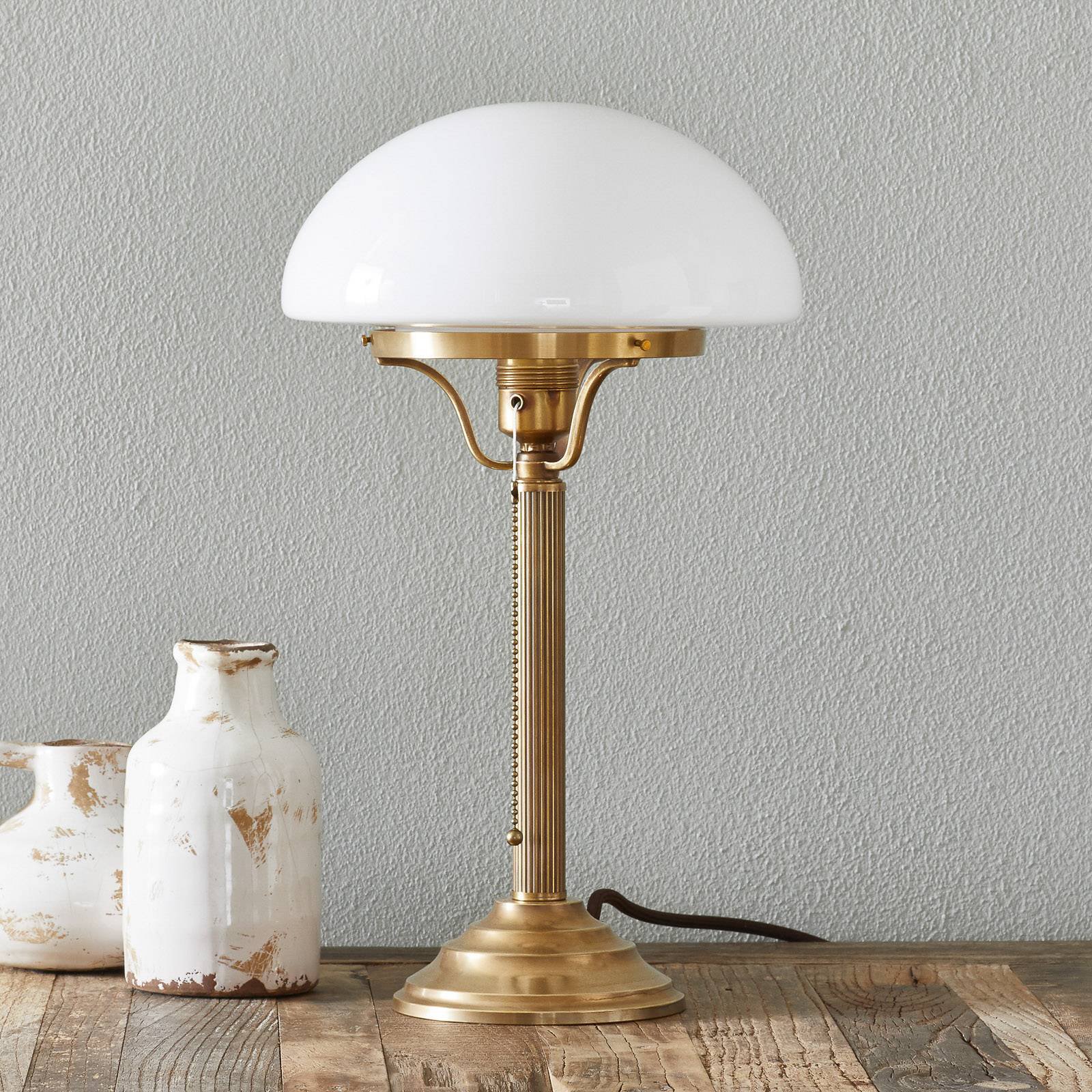 Klassisk bordlampe HARI av messing
