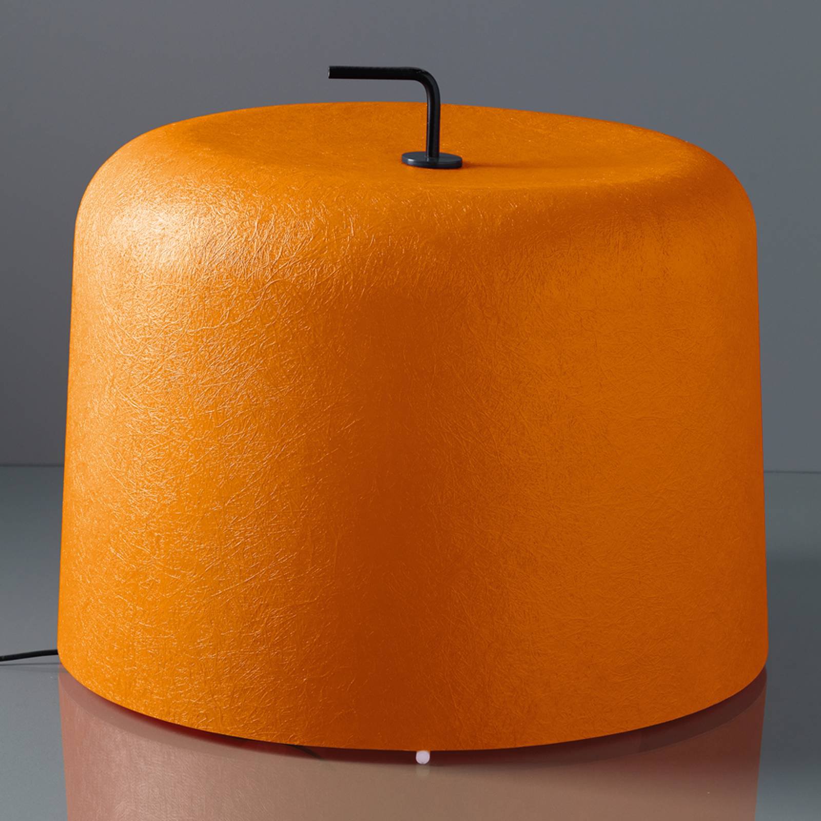 Gulvlampe Ola Move med oransje glassfiberskjerm