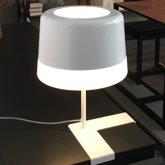 Prandina Gift T1 bordlampe hvit, L-fot hjørnemont