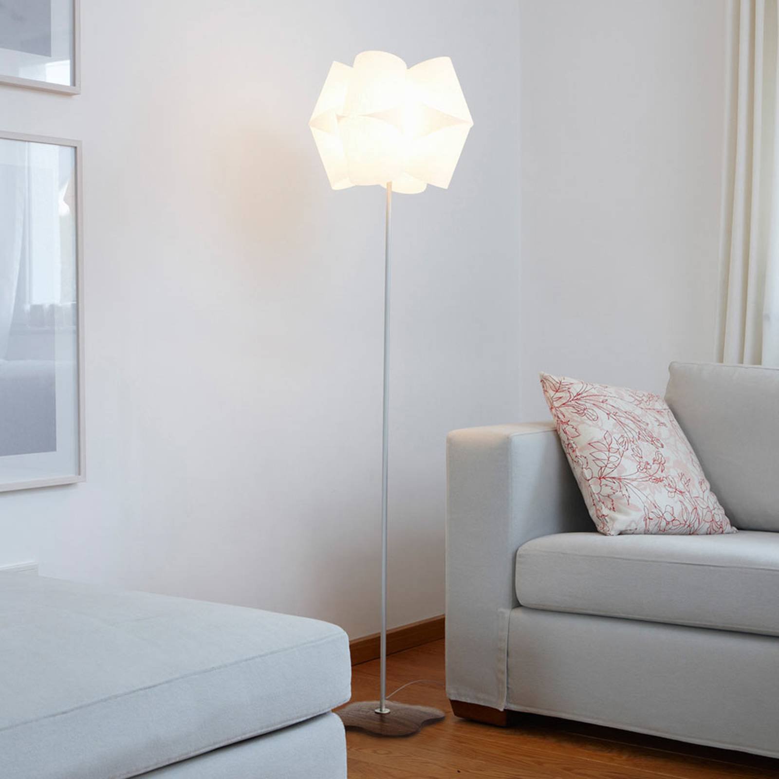 Gulvlampe Julii, fot valnøtt