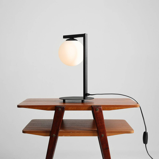 Zac bordlampe med kuleskjerm, svart