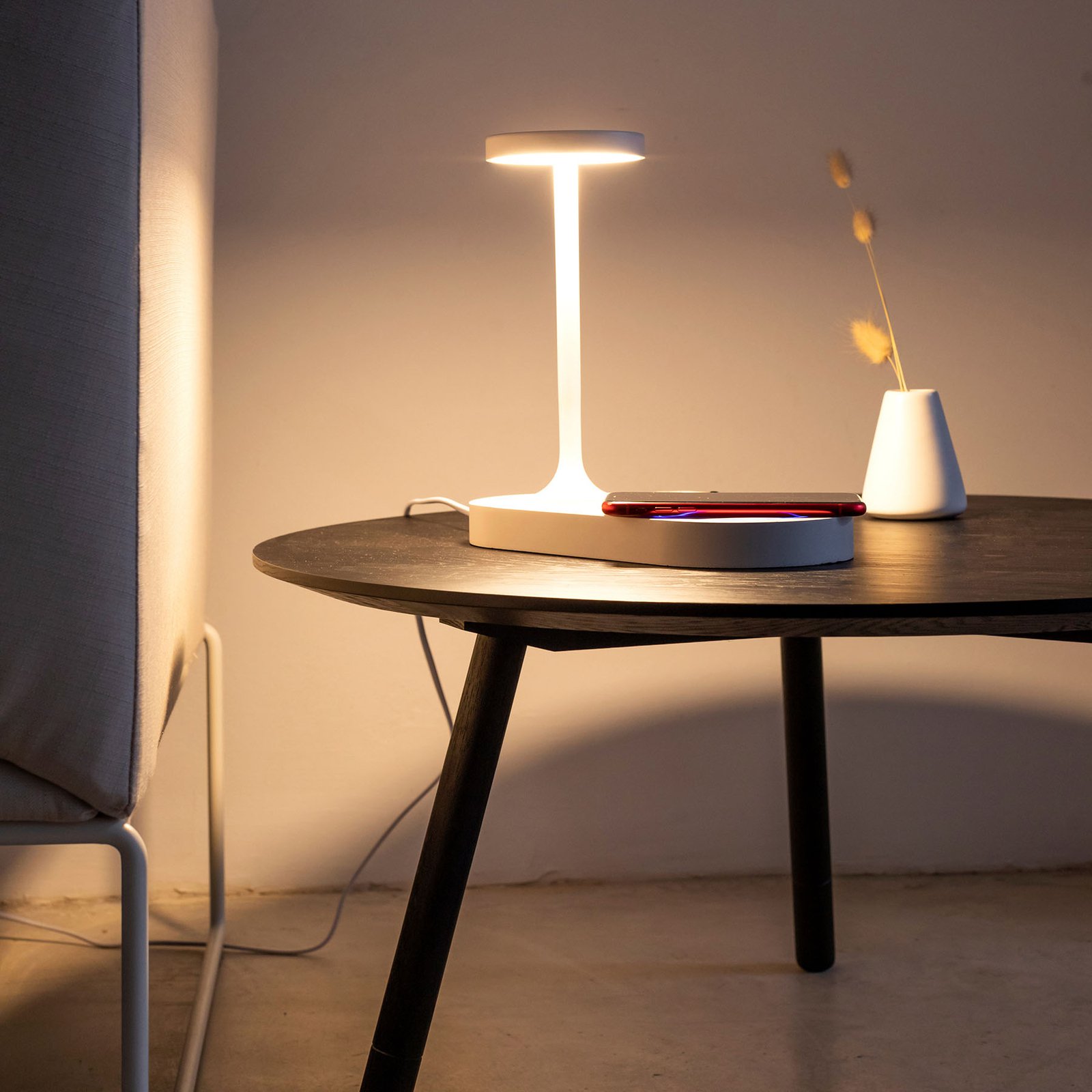 Ceres LED-bordlampe med ladestasjon, hvit