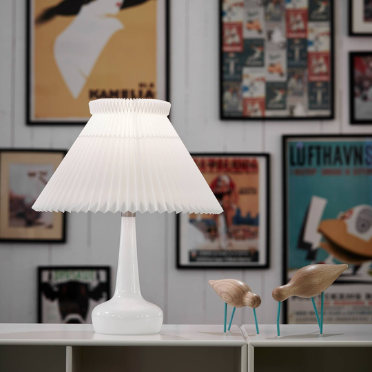 LE KLINT 311 bordlampe, hvit/messing, høyde 48 cm