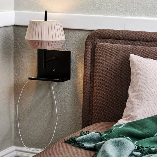 Vegglampe Dicte, USB-tilkobling og hylle, rav