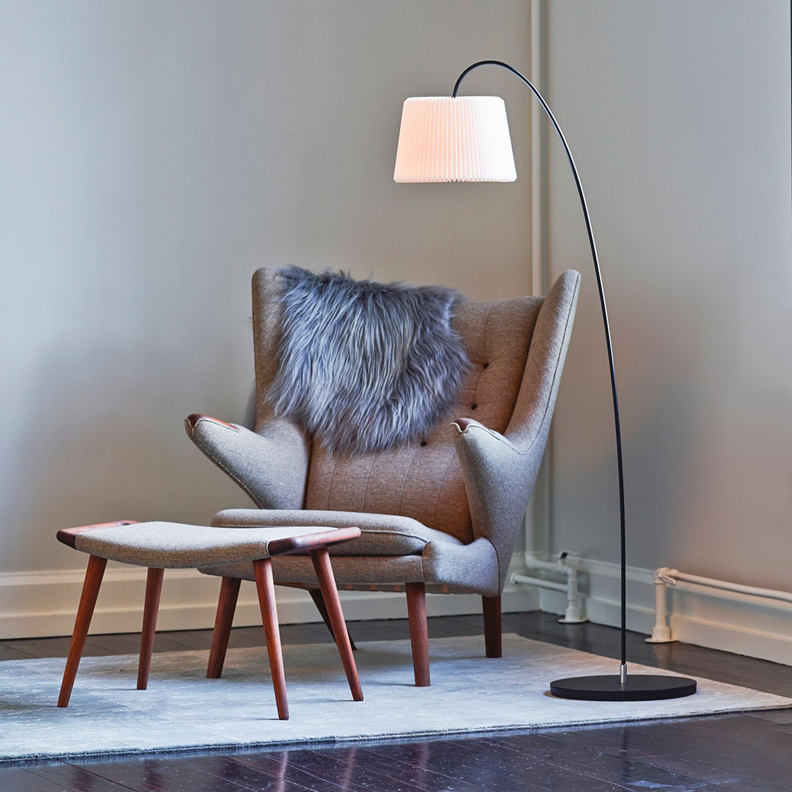 LE KLINT Snowdrop gulvlampe, hvit plastskjerm