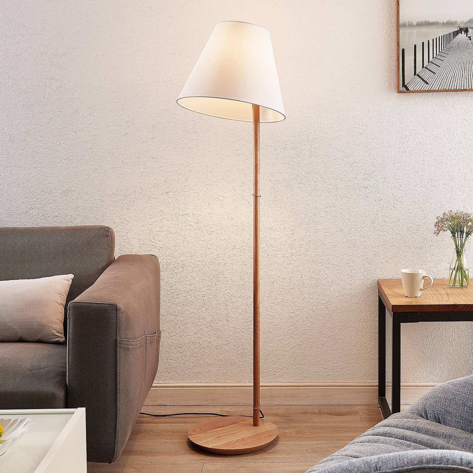 Lucande Jinda gulvlampe, trestamme, hvitt stoff