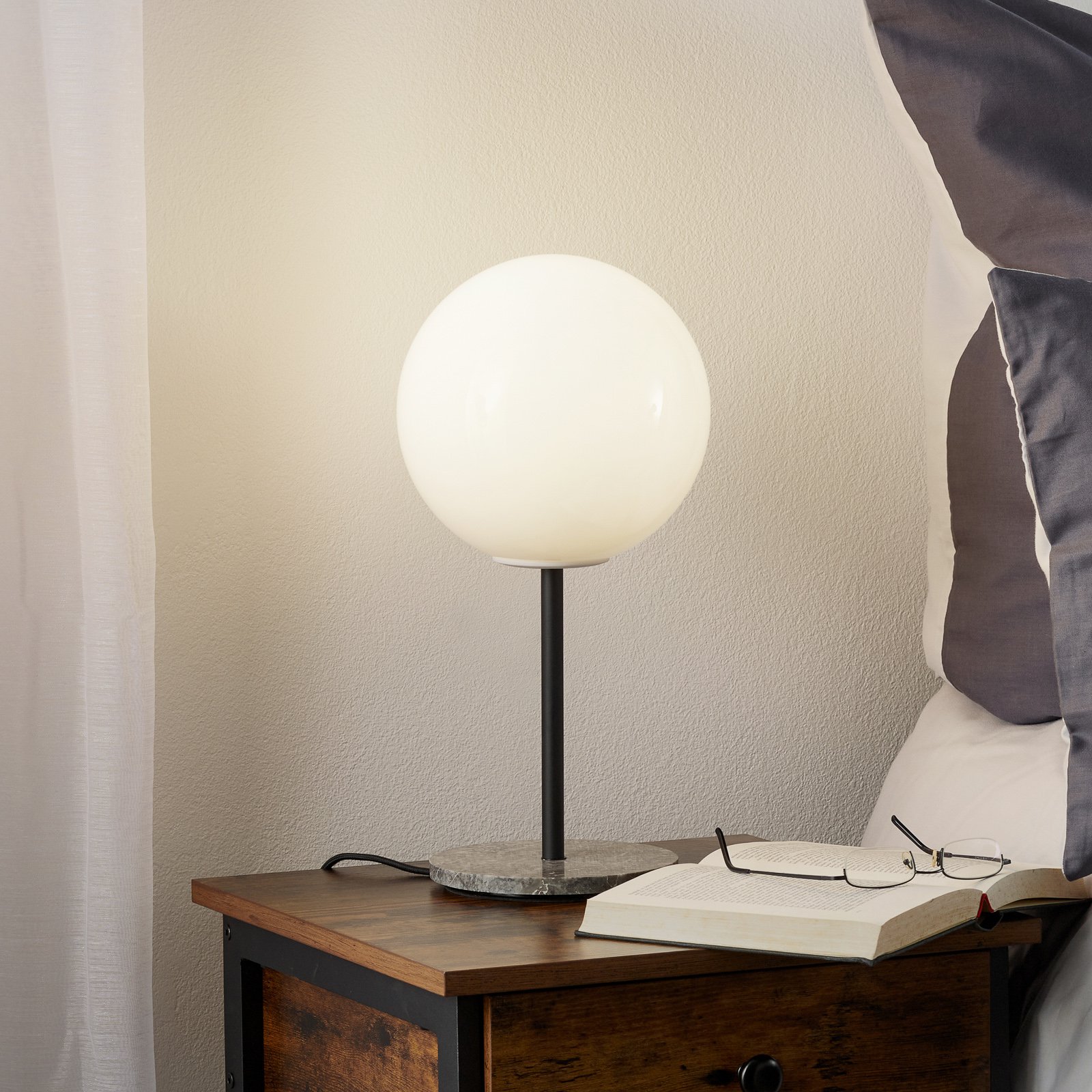 Menu TR Bulb bordlampe 41 cm marmor/opal blank