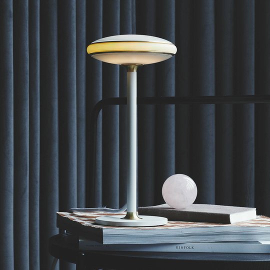 Shade ØS1 LED-bordlampe ringer messing fot hvit