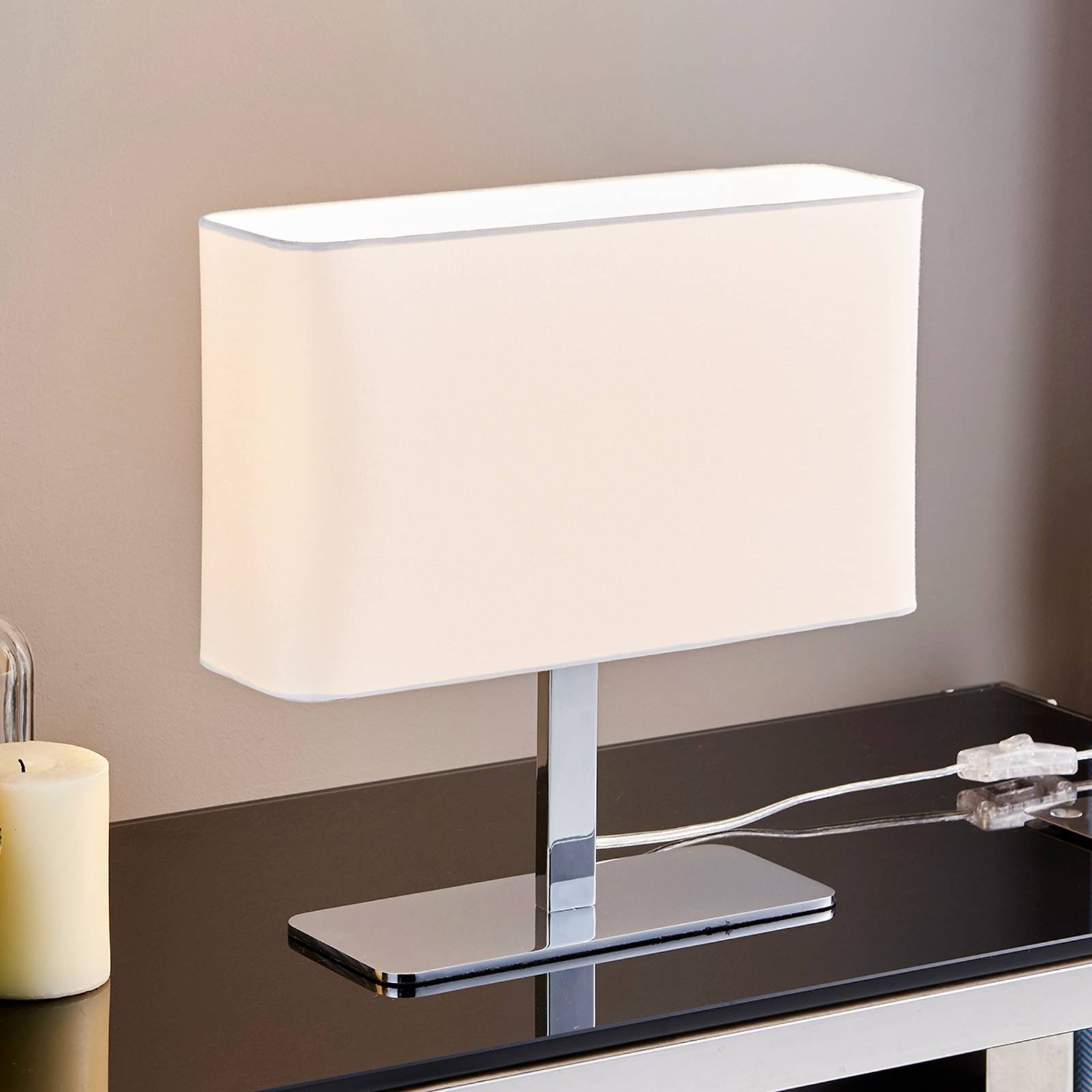 Kantet, hvit tekstilbordlampe Nisa