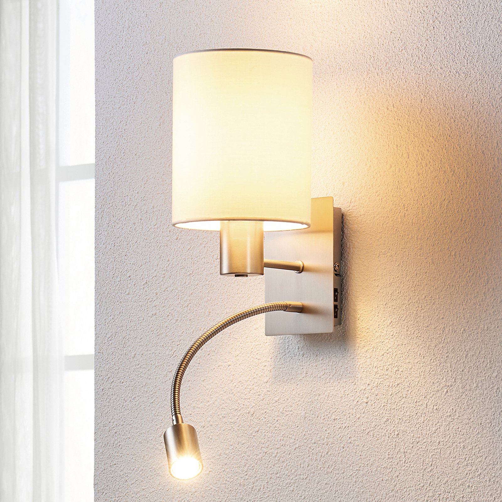 Stoffvegglampe Shajan med LED-leselys