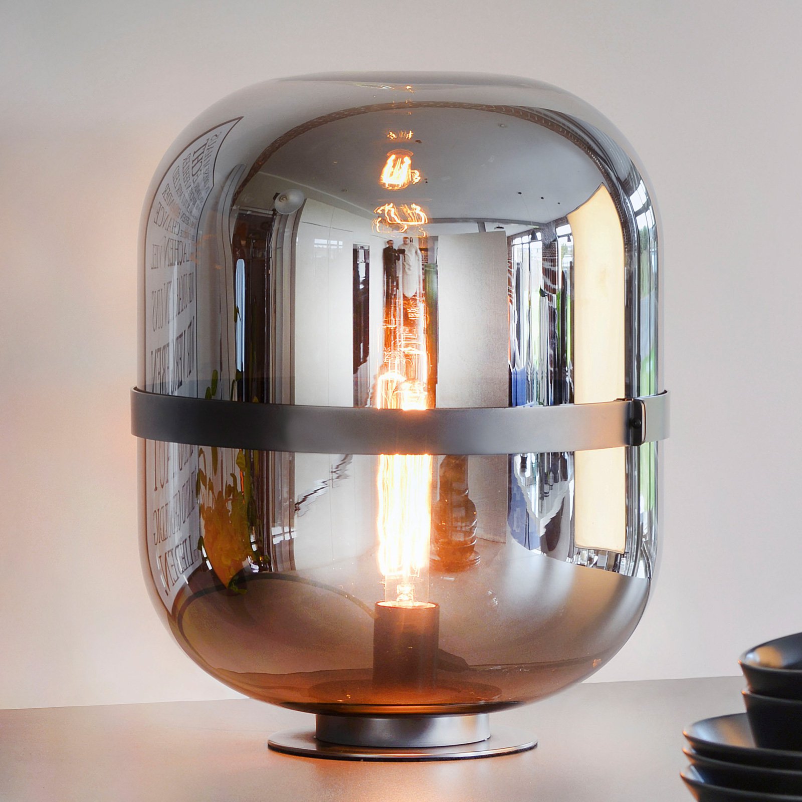 Bordlampe Baloni med røykgrå glasskjerm